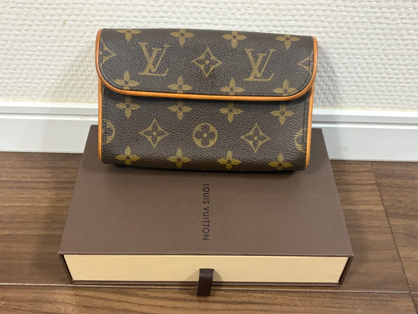 ルイ・ヴィトンのモノグラム柄の小型バッグと箱